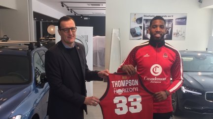 Jason Thompson posa junto a Pep Cargol tras su presentación oficial.