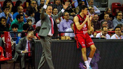 Porfirio Fisac da instrucciones a sus jugadores durante el duelo.