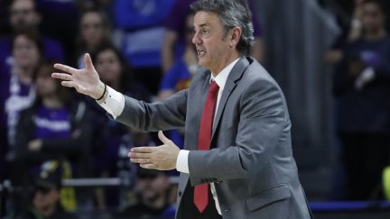 Porfirio Fisac da instrucciones a sus jugadores durante el duelo ante el Madrid.
