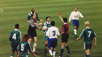 El árnitro muestra la tarjeta roja a Peter Bosz en el minuto 85 de aquel partido.