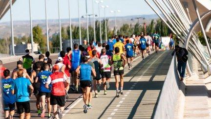 La 10K Bomberos atravesando el puente del Tercer Milenio en 2019.