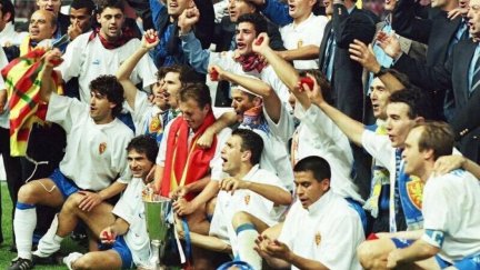El Real Zaragoza celebra, en 1995, la conquista de la Recopa.