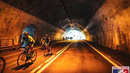 La marcha atraviesa un túnel en la edición de 2019.