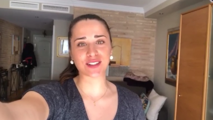 Irene Lahuerta se dirige a los seguidores de Aragón Deporte desde casa.
