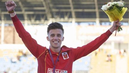 Carlos Mayo tras recibir la medalla de oro como campeón de Europa Sub-23 de 10.000 metros.