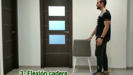 Antonio Regodón muestra algunos ejercicios para hacer en casa.