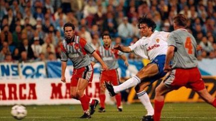 Juan Eduardo Esnáider remata para anotar el segundo gol del partido.
