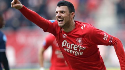 Haris Vuckic celebra un gol anotado con el Twente holandés.