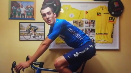 Sergio Samitier entrena en casa con el rodillo.