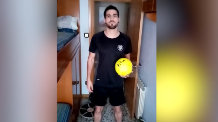 Carlos García explica sus ejercicios desde casa.