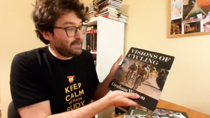 Octavio Gómez muestra uno de los libros de su colección.