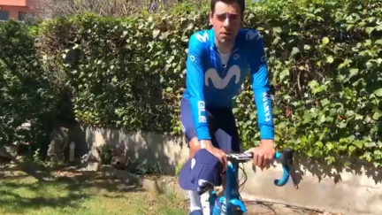 Jorge Arcas entrena con el rodillo en Sabiñánigo.