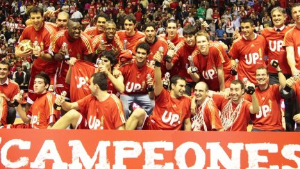 La plantilla del CAI Zaragoza celebra el ascenso a la Liga ACB.