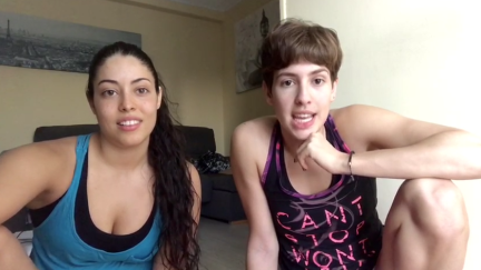 Miriam y Macu envían un saludo desde casa.