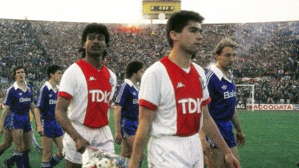Los jugadores de Ajax y Real Zaragoza saltan al terreno de juego aquel 22 de abril de 1987.