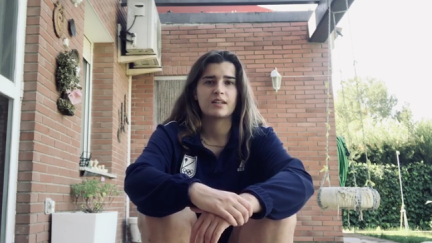 Zoe Hernández en el porche de su casa.