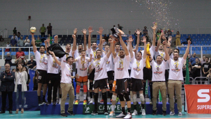 La plantilla del CV Teruel levanta el título de campeón de la Superliga.