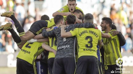 Los jugadores del actual Real Zaragoza celebran el gol de la victoria en el último partido jugado.