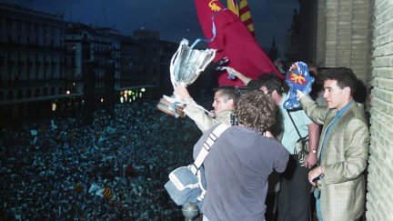Loreto muestra la Recopa a los miles de aficionados congregados en la Plaza del Pilar.