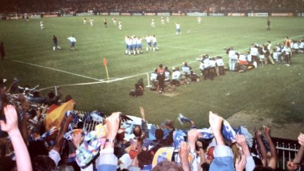 La afición zaragocista celebra el gol de Nayim en el Parque de los Príncipes.