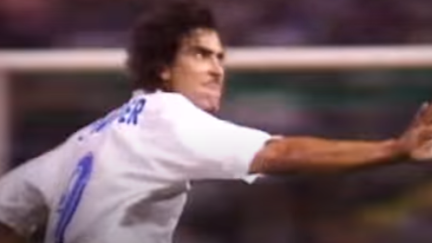 La mítica celebración de Esnáider tras su gol en París.