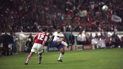 Nayim, en el momento de chutar el gol de la victoria en el Parque de los Príncipes de París.