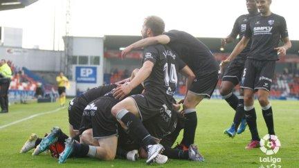 Los jugadores celebran uno de los goles en el Anxo Carro.
