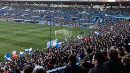 Aficionados del Real Zaragoza animan al equipo durante un partido.