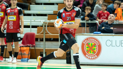 Oier García durante un partido de la pasada temporada con Bada Huesca.