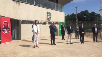 Momento tras firmar el acuerdo entre el Casademont Zaragoza y Stadium Casablanca. Foto: Casademont Zaragoza.
