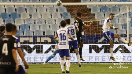 Rafa Mir remata sobre la portería de Cristian Álvarez en un lance del partido.