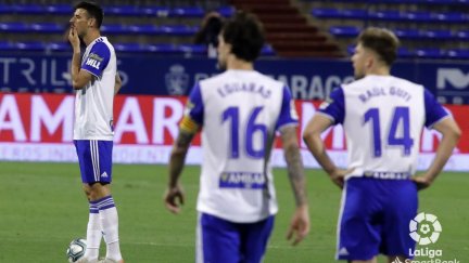 Varios jugadores del Real Zaragoza se lamentan tras la derrota de ayer en La Romareda.