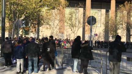 Imagen de archivo de aficionados esperando la llegada del equipo.