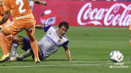 Alberto Zapater ve pasar un balón desde el suelo en un lance del encuentro.