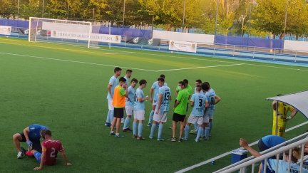 Los jugadores del CD Brea celebran durante la pausa de hidratación en la segunda parte.