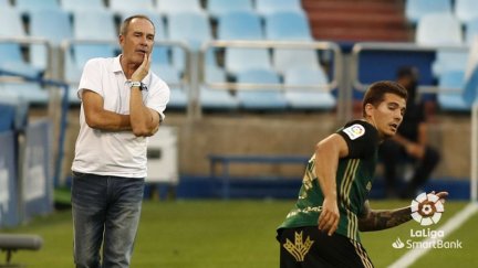 Víctor Fernández observa un lance del juego. Foto: LaLiga.