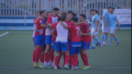 Los jugadores del Tarazona celebran su ascenso a Segunda B.