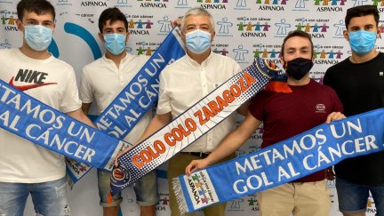 Varios jugadores de Colo Colo Zaragoza posan con la bufanda de Aspanoa