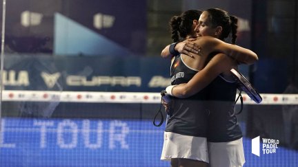 Las hermanas Sánchez Alayeto se abrazan tras lograr la victoria este sábado