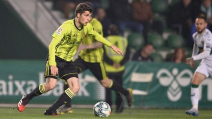 Alberto Soro controla el balón en el duelo liguero de esta temporada en el Martínez Valero.
