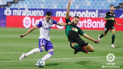 Linares dispara a puerta en la primera parte del encuentro.