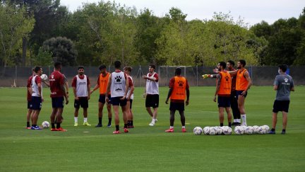 La SD Huesca se entrena sobre el césped del IES Pirámide