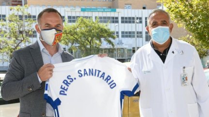Christian Lapetra hace entrega de la camiseta del Real Zaragoza al Director del Hospital Universitario Miguel Servet, Juan Ramón Portillo del Olmo