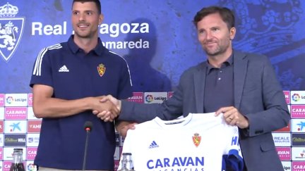 Haris Vuckic posa con la camiseta del Real Zaragoza durante su presentación