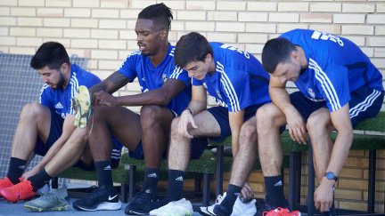 Papu, Jair, Francho y Vuckic se cambian las botas antes del comienzo del entrenamiento