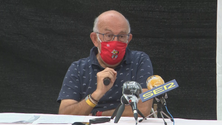 Roberto Iglesias, durante el anuncio de su salida de la Junta Directiva de la Peña Edelweiss.