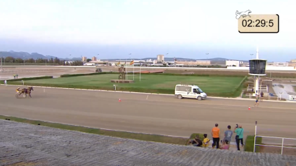 Toni Abadía al cruzar la línea de meta del hipódromo de Son Pardo.