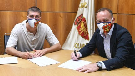 Luca Zanimacchia durante la firma del contrato con Christian Lapetra