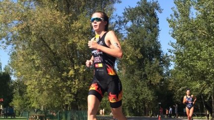 Marta Borbón, en plena carrera. Foto: Federación Aragonesa de Triatlón.