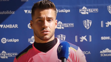 Álvaro Fernández, en rueda de prensa con la SD Huesca